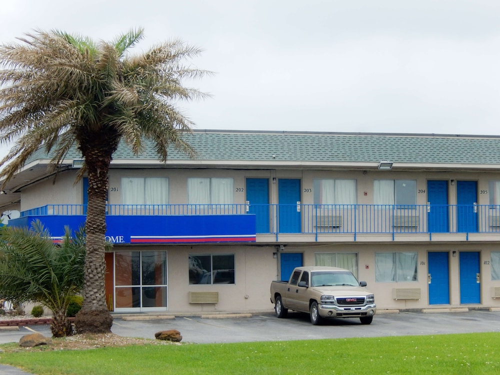 Motel 6 Clute TX — hotel in Clute