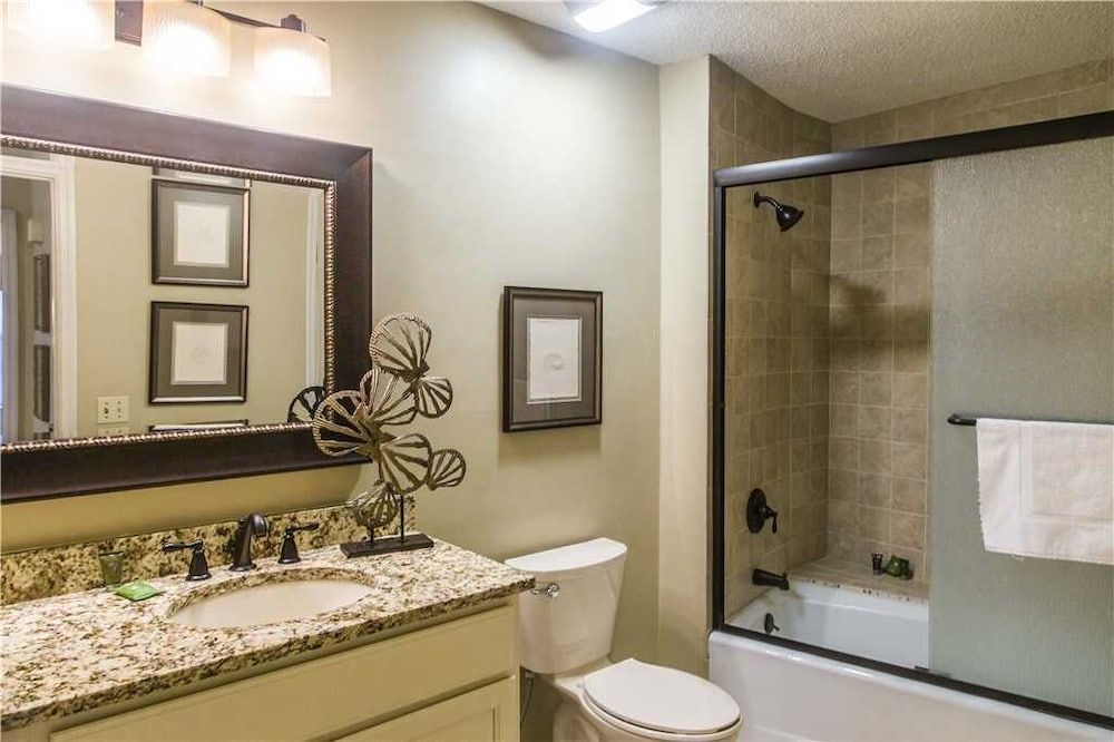 Updated Baths w Tile Showers King 2 Twins sleeps 4 Bikes & Beach Gear included - photo 7