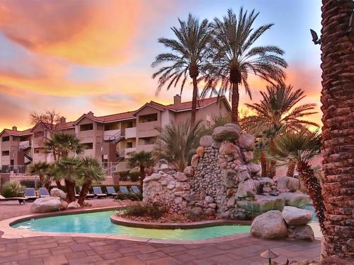 Upgraded & Stylish Pool Hot Tub Walk To Strip