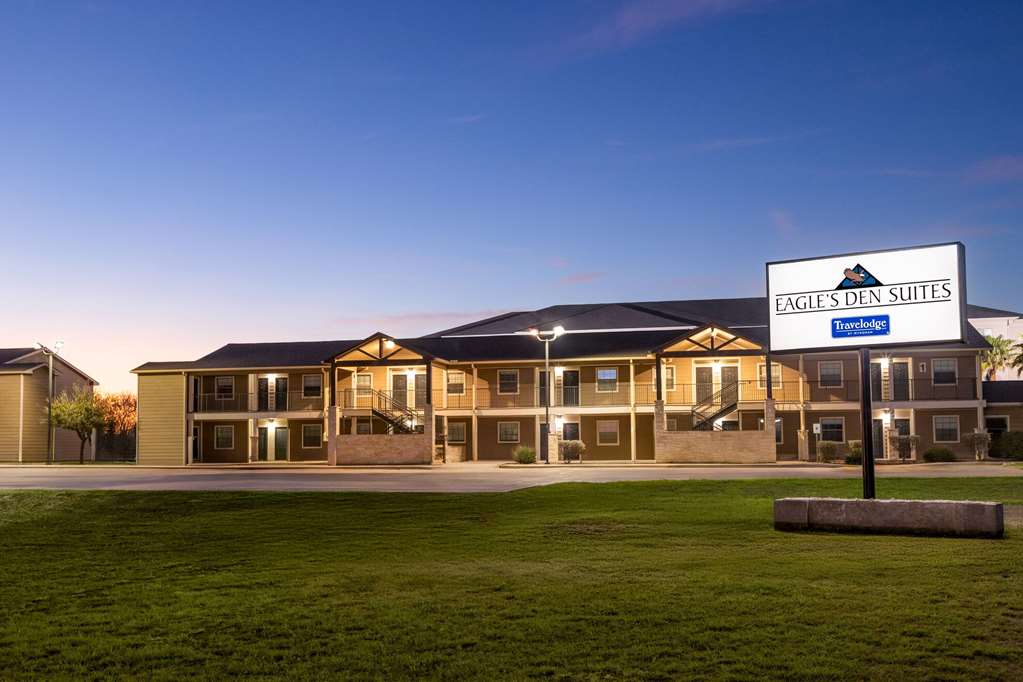 Eagle's Den Suites Kenedy a Travelodge by Wyndham - photo 3