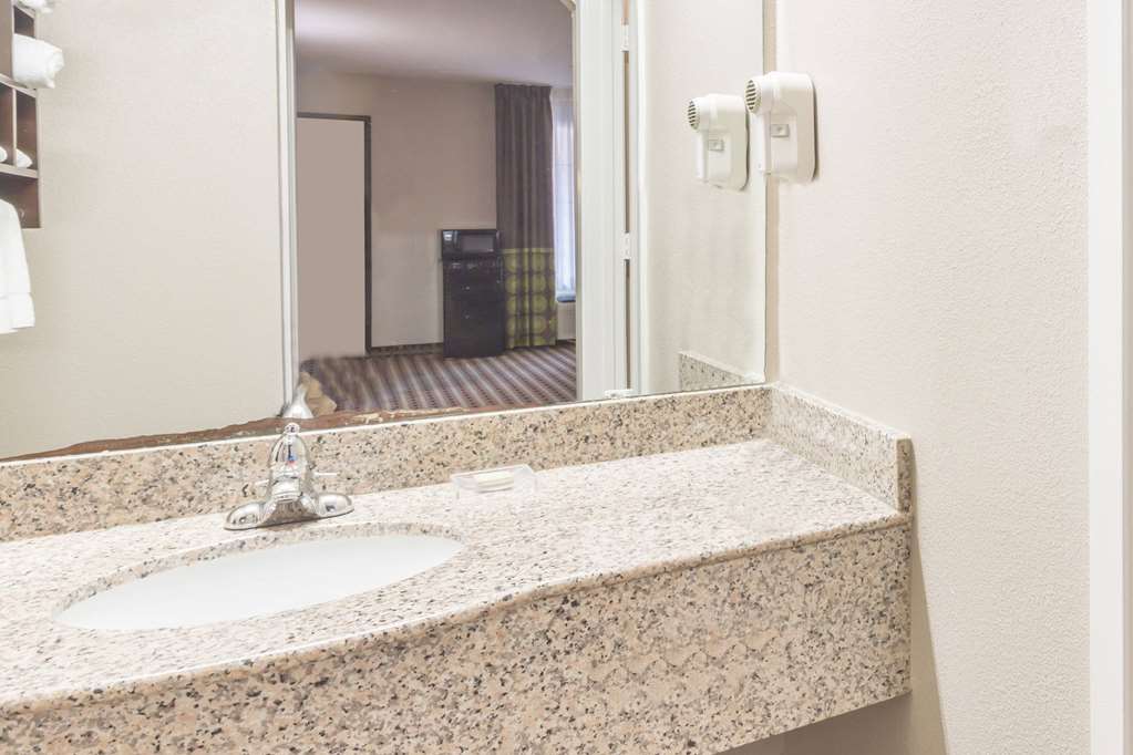 Super 8 by Wyndham Houston NASA - photo 3