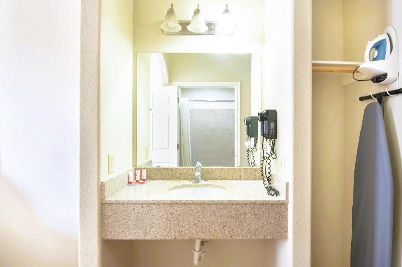 OYO Townhouse Clute Lake Jackson - photo 77