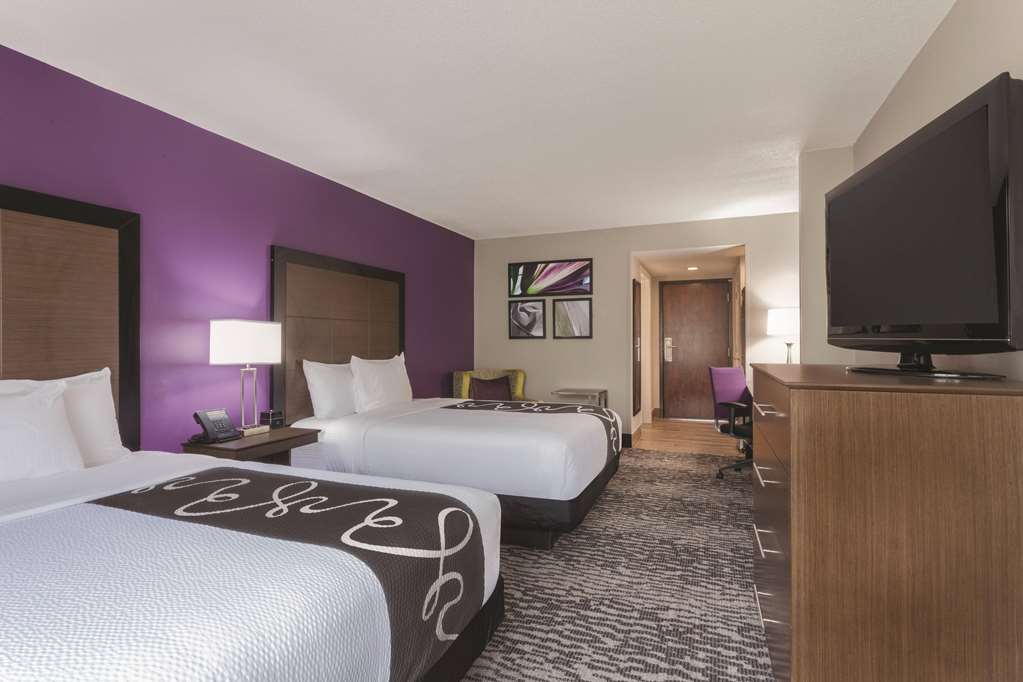 La Quinta Inn & Suites by Wyndham Columbus North - photo 16