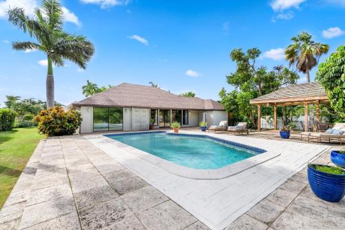 Private Pool 3 Bedrooms Oasis Sandalwood Escape in George Town, Cayman Islands