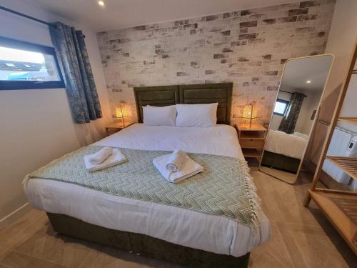 Rudgleigh Lodge by Cliftonvalley Apartments — 4-Star Luxury Hotel in Bristol, United Kingdom