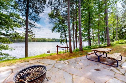 Pickerel Point Home — 4-Star Luxury Hotel in Woodruff, United States