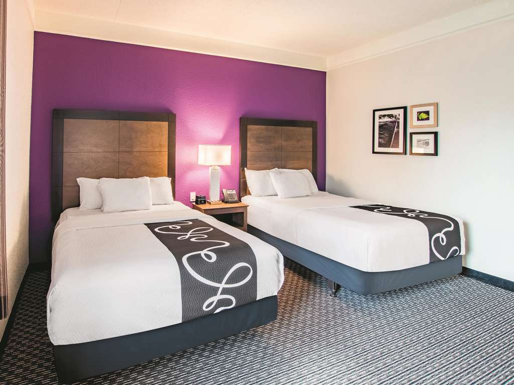 La Quinta Inn & Suites by Wyndham Fort Worth City View - photo 23