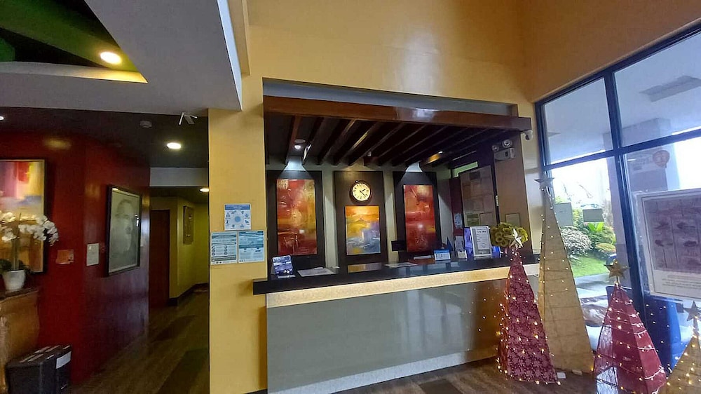 OYO 1037 Lendes Tourist Inn Main — hotel near Naga Airport