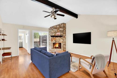2BR 2BA Cozy Bungalow with Backyard in Montclaire Zilker Area — 4-Star Luxury Hotel in Austin, United States
