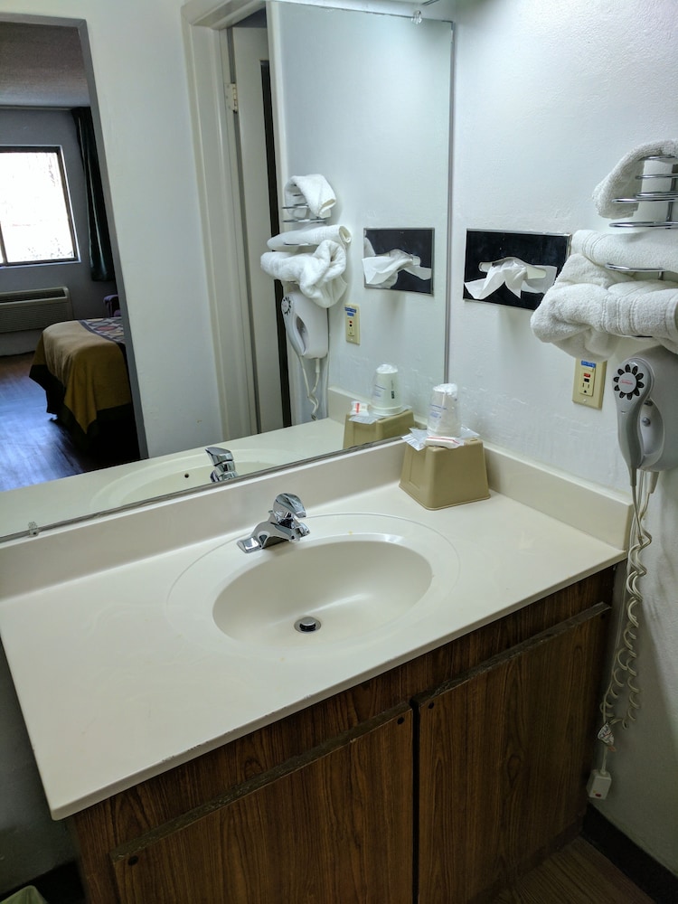 Sprucewood Inn - photo 22