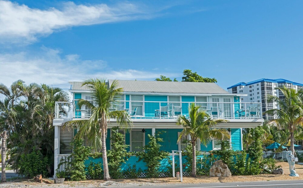 Oceanic Estate #3 Two Bedroom Apartment — 4-Star Luxury Hotel in Fort Myers Beach, United States
