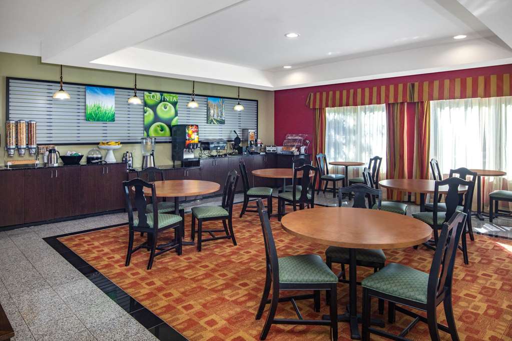 La Quinta Inn & Suites by Wyndham Atlanta Union City - photo 54