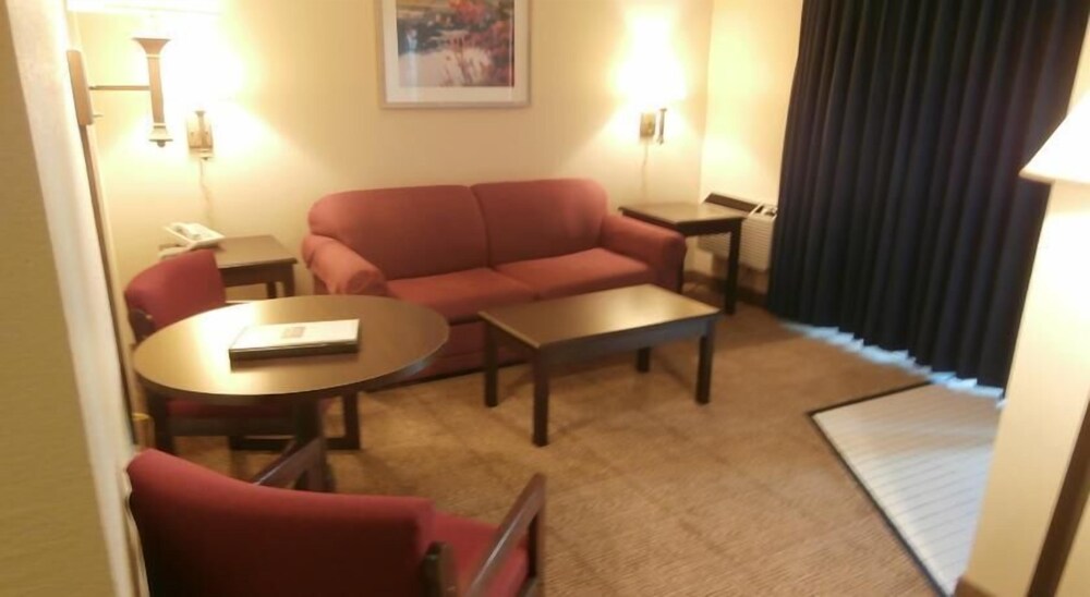 Clinton Inn & Suites - photo 10