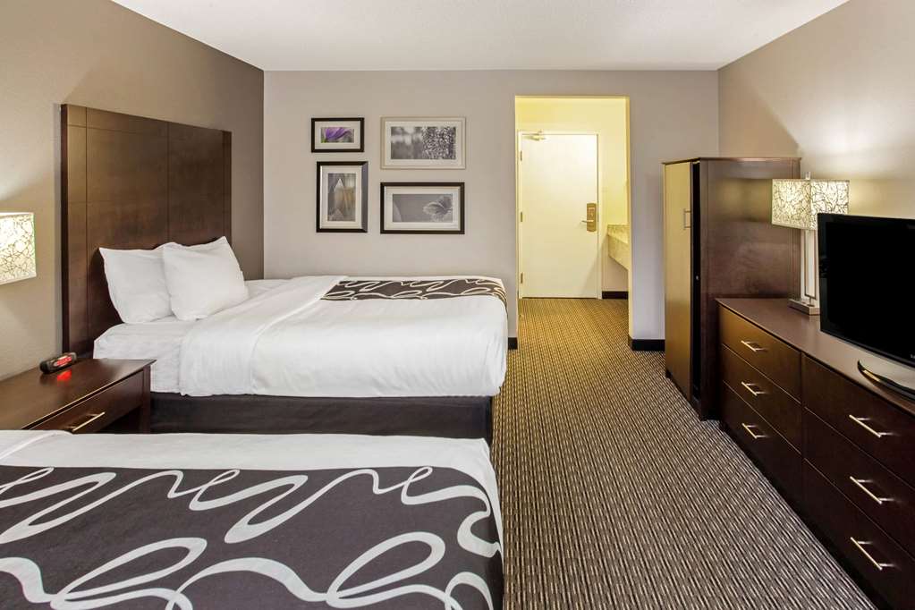 La Quinta Inn & Suites by Wyndham Milwaukee Delafield - photo 18