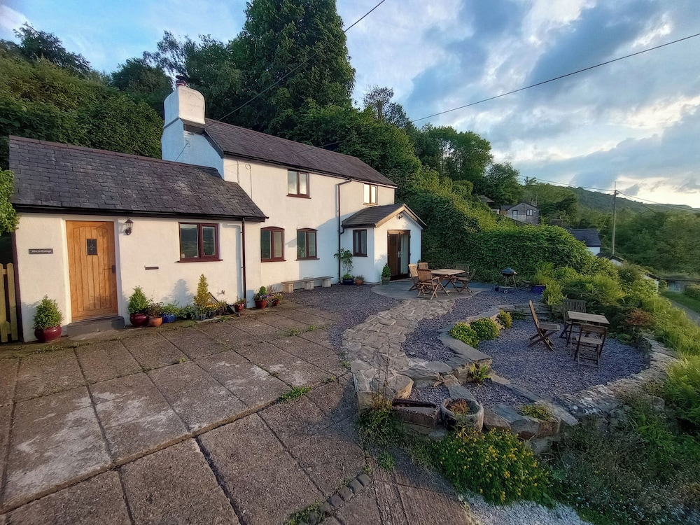 Alwyn Cottage — 4-Star Luxury Hotel in Llangollen, United Kingdom