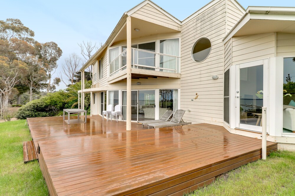 Aegina Scenic Lakeside Family Retreat — 4-Star Luxury Hotel in Metung, Australia