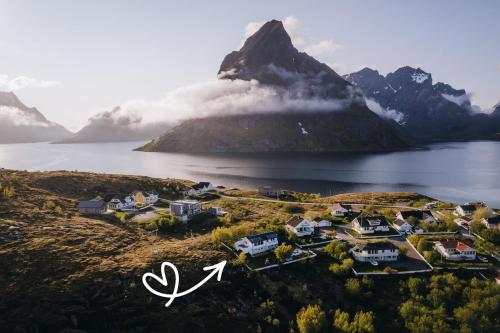 Reinefjorden Family House with Jacuzzi — 4-Star Luxury Hotel in Reine, Norway