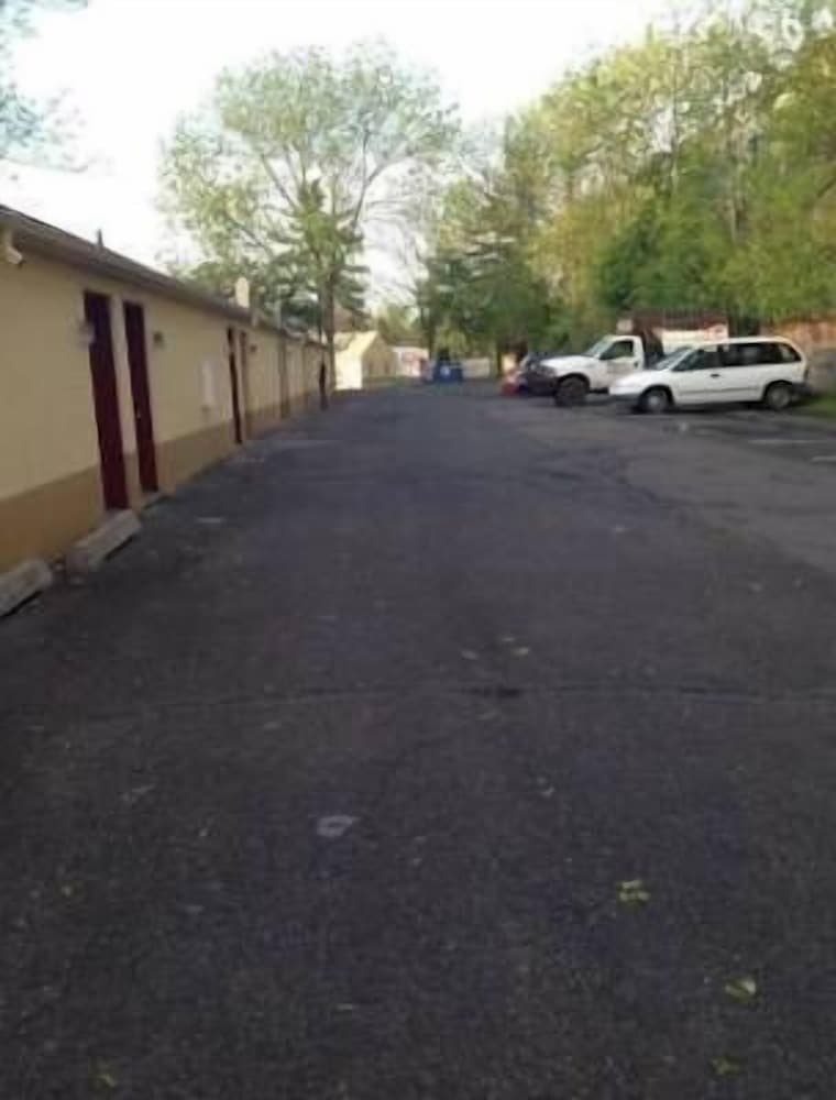 Colonial Village Motel - photo 12