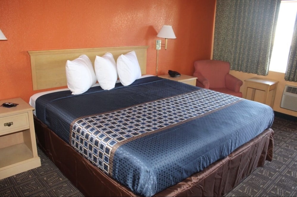 Hutchinson Inn - photo 6