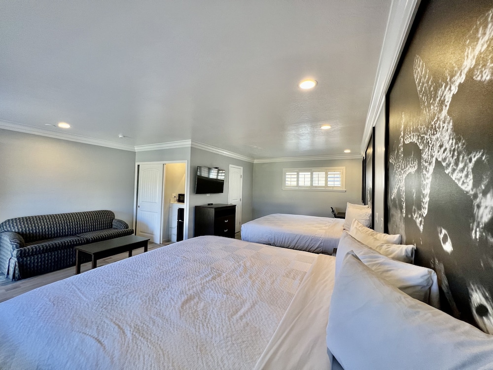 Aura Inn Monterey - photo 47