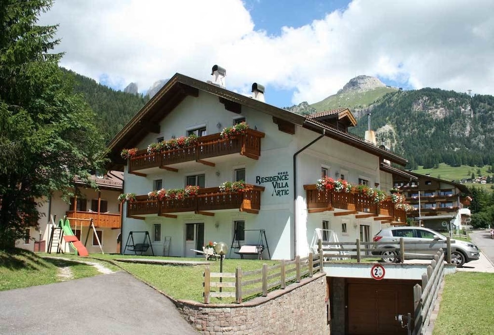 Residence Villa Artic — 4-Star Luxury Hotel in Campitello Di Fassa, Italy