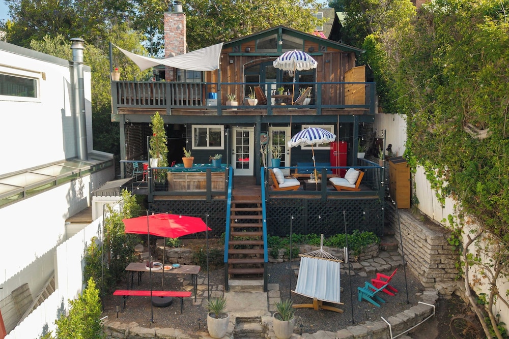 Chic LA Hideaway w Soaking Tub Firepit Lounge Tranquil Backyard in Los Angeles, United States