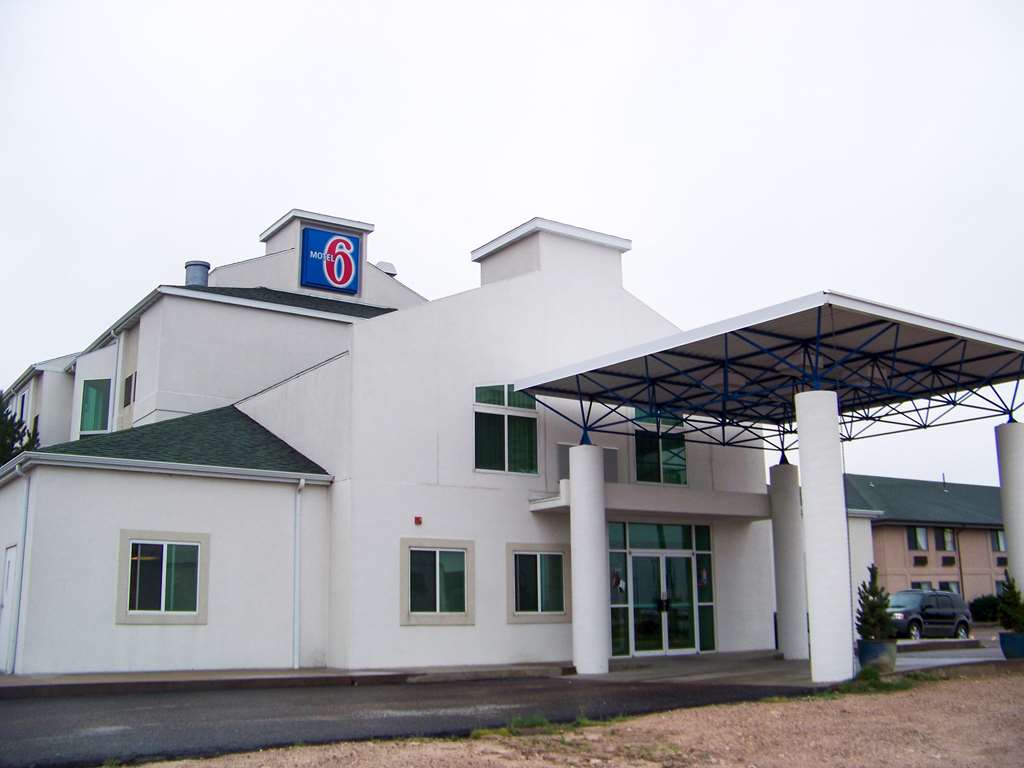 Super 8 by Wyndham Sidney NE - carbon neutral hotel in Sidney