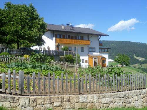 Rastlhof — hotel in Meltina