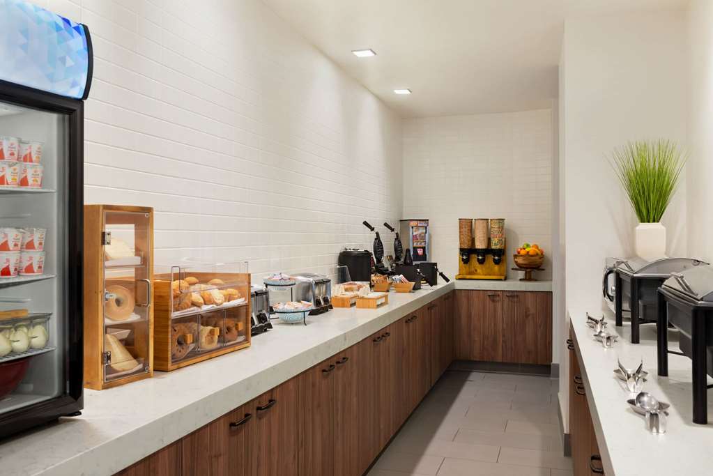 La Quinta Inn & Suites by Wyndham San Luis Obispo Downtown - photo 50