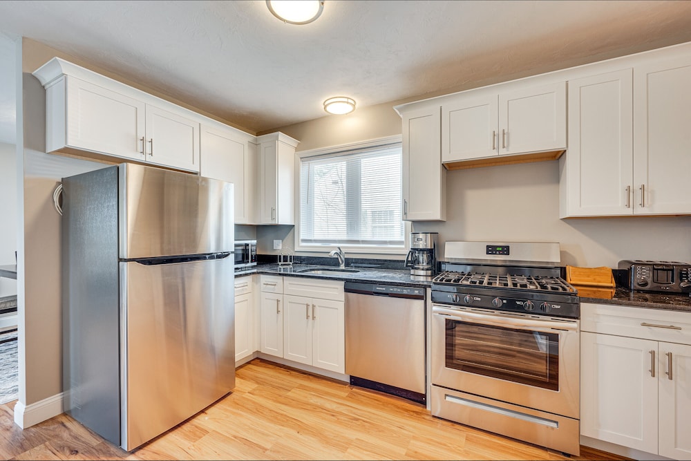 New Hampshire Abode w Mountain Views Near Skiing — 4-Star Luxury Hotel in Tamworth, United States