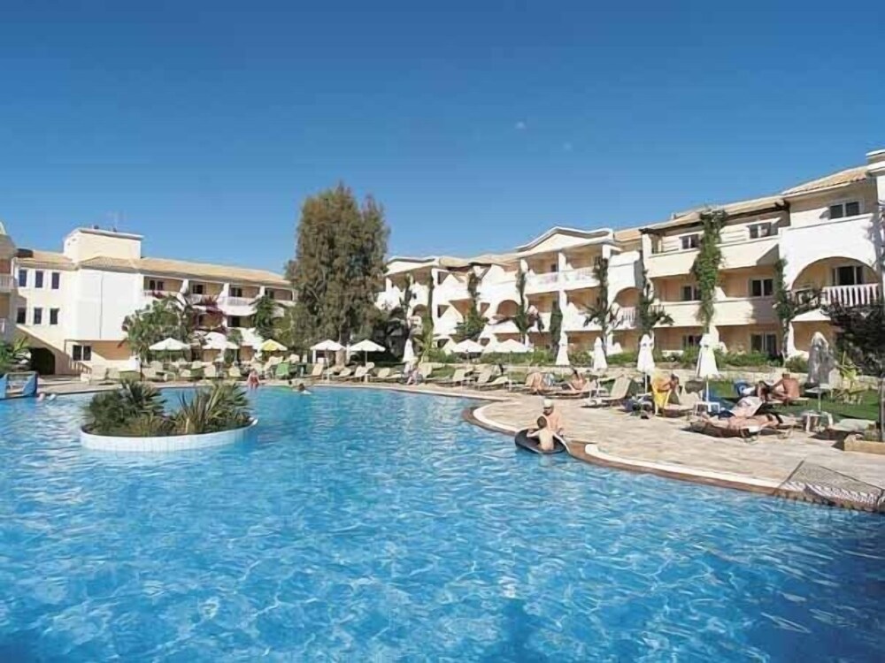 Bitzaro Grande Hotel & Suites — hotel in Alimos
