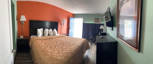 Town & Country Motel - photo 3