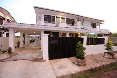 Come Inn Homestay 1379 — 4-Star Luxury Hotel in Miri, Malaysia