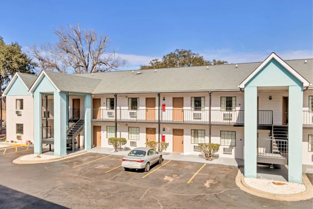 Travelodge by Wyndham Savannah Midtown - photo 2