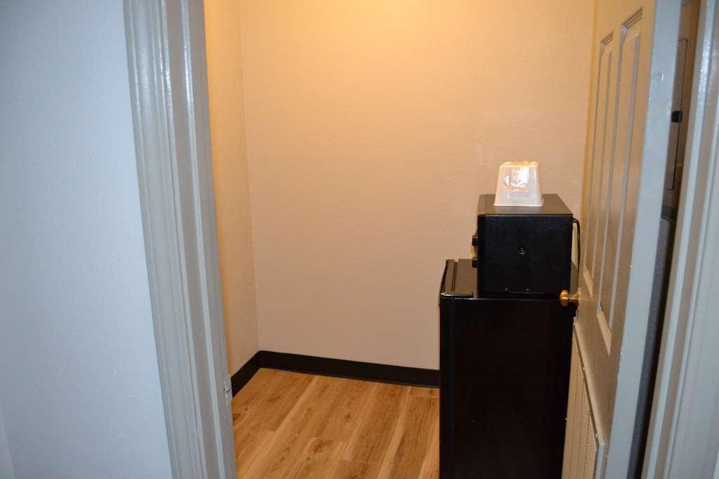Days Inn and Suites by Wyndham Sikeston - photo 29