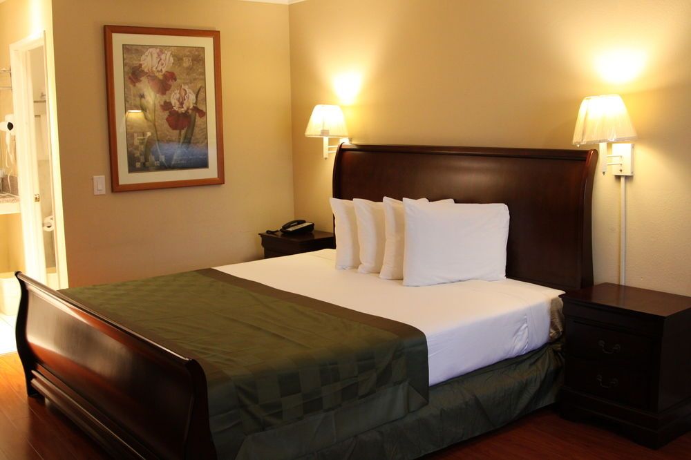 Ambassador Inn Alhambra - photo 14