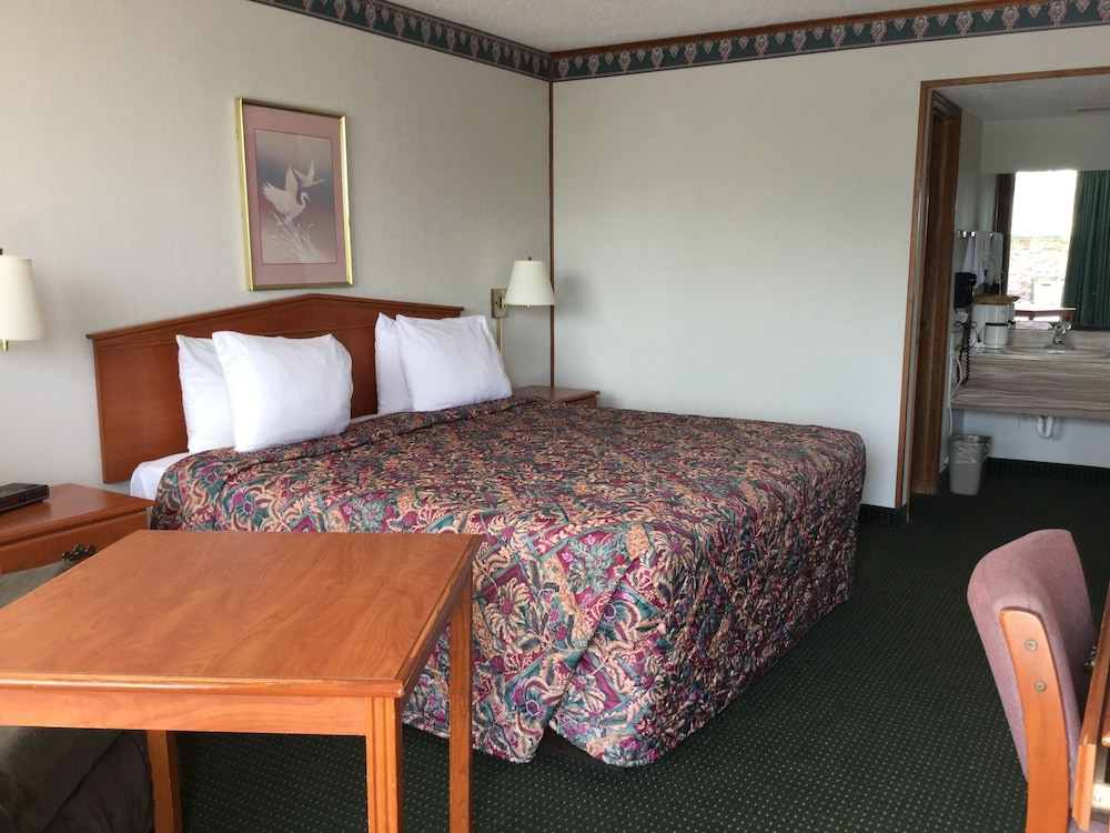 Sunset Inn Clarksville - photo 4