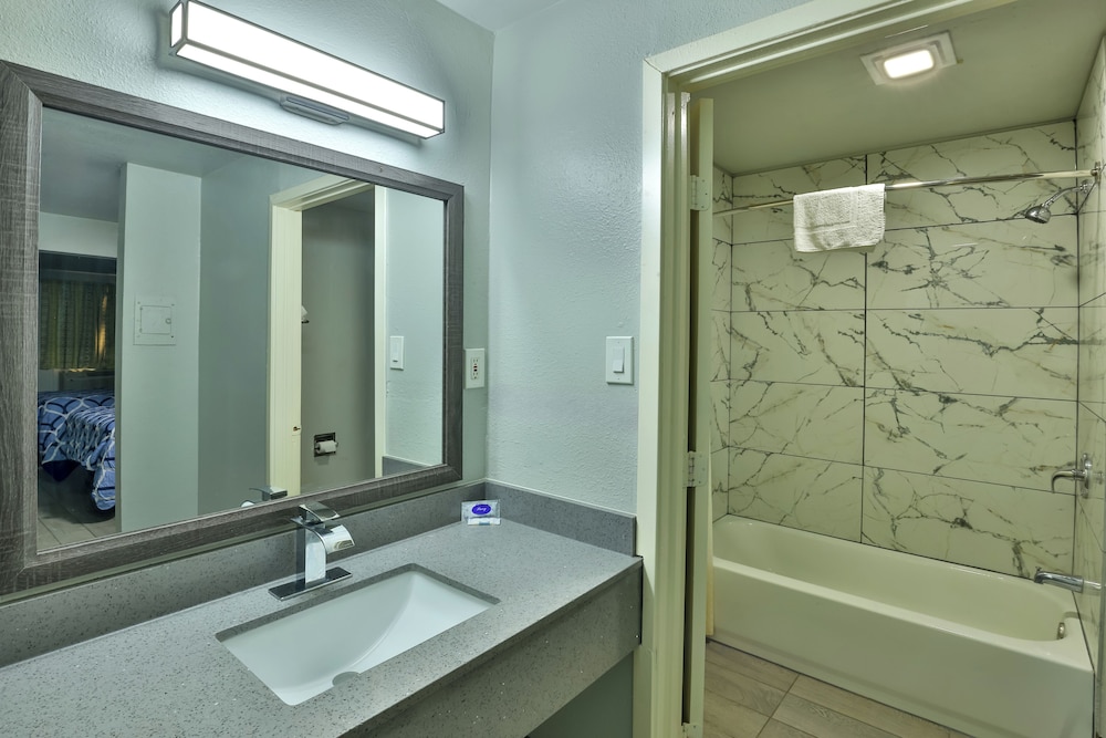 El Tejas Motel - photo 11