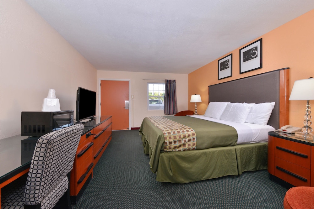Media Inn and Suites - photo 11