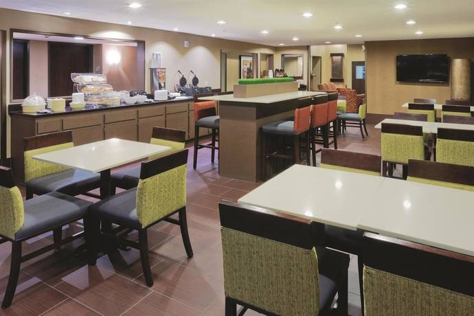 La Quinta Inn & Suites by Wyndham Las Vegas Tropicana - photo 3