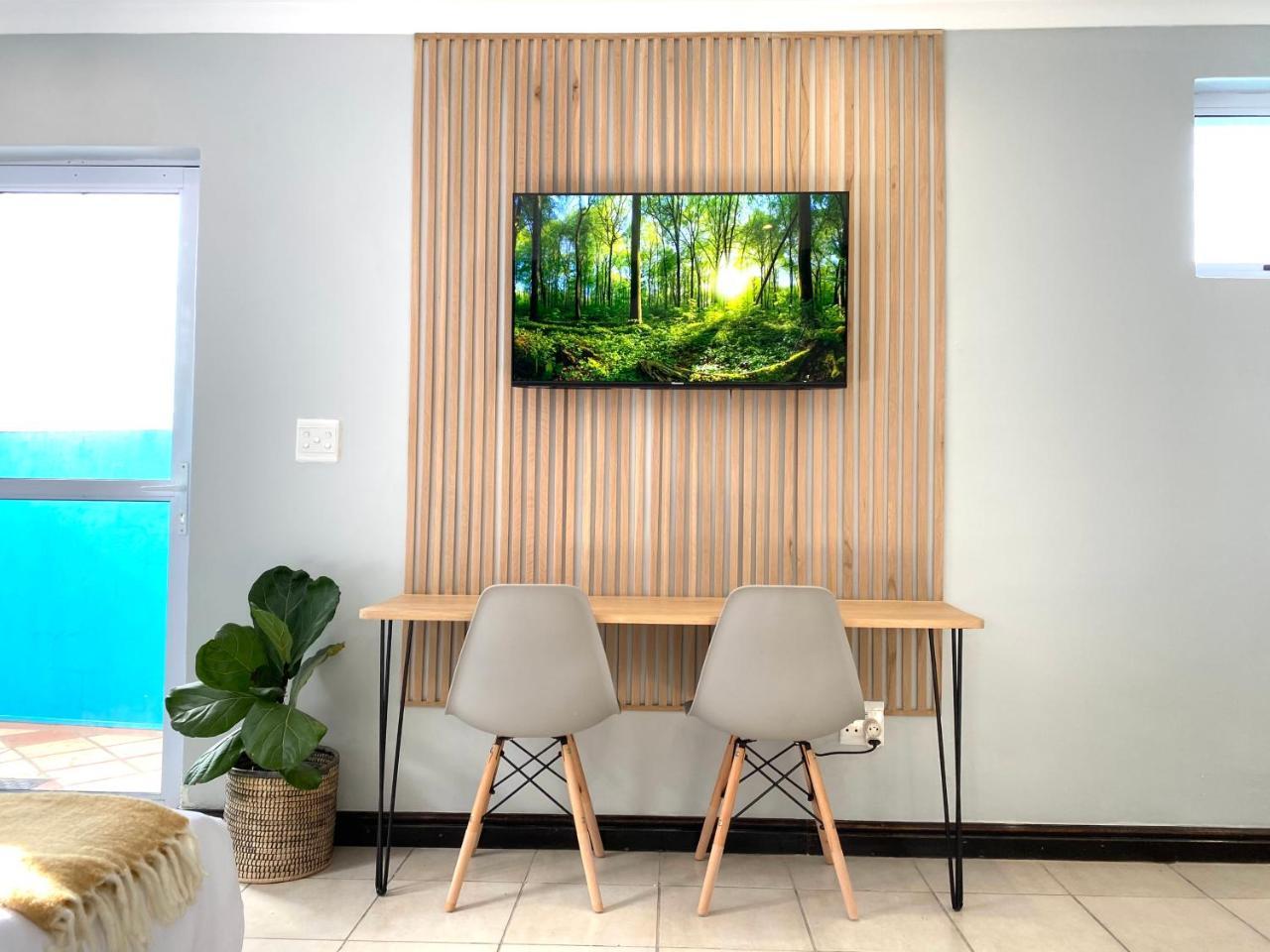 Cozy Beachside Studio Apartment on Surfers Corner
