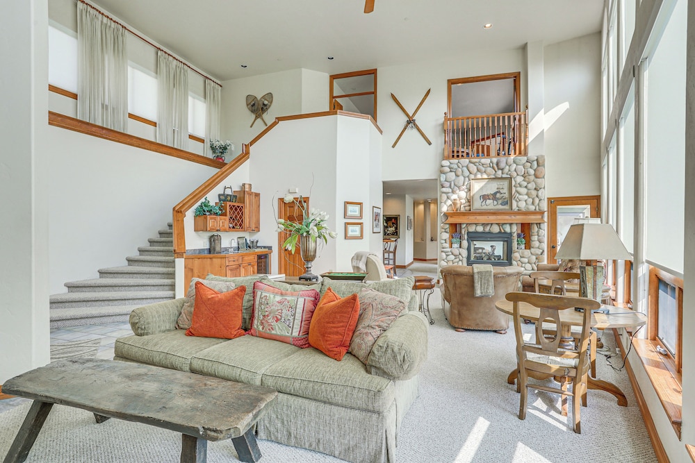 Expansive Edwards Condo on Main Street with Views — 4-Star Luxury Hotel in Edwards, United States