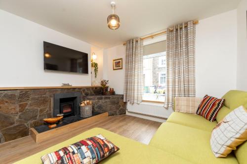 Sleeps 6. Free Wifi. Free Parking central location. — hotel in Aberdare