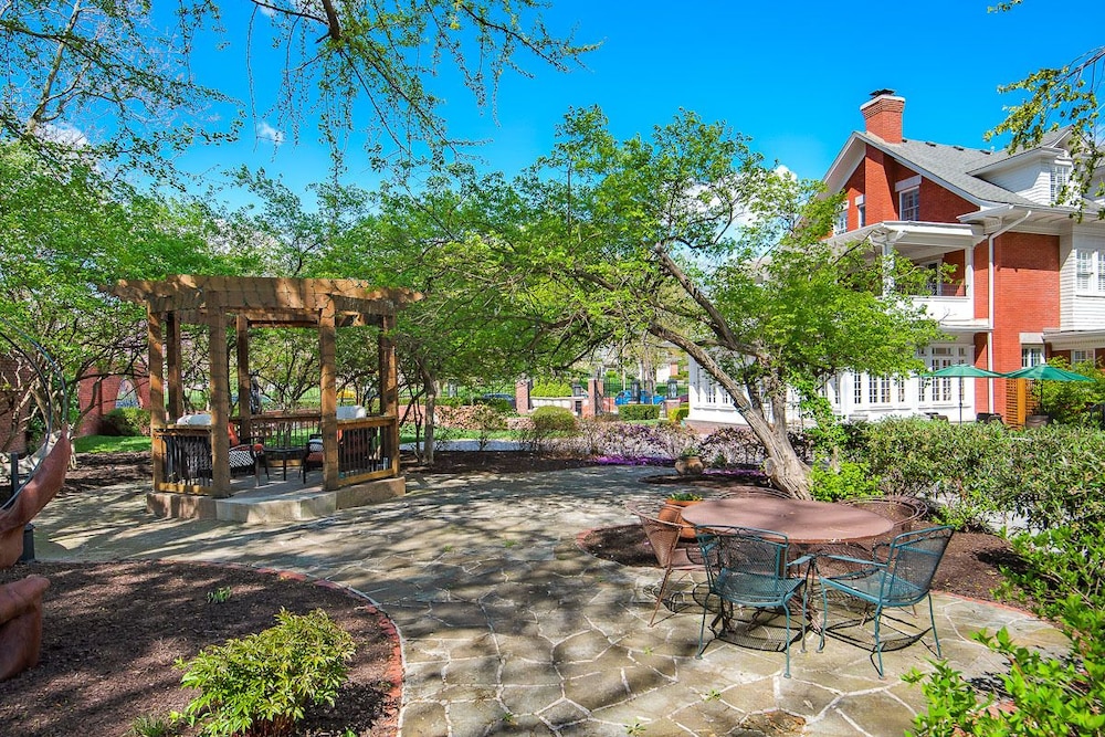 Oak Street Mansion - photo 35