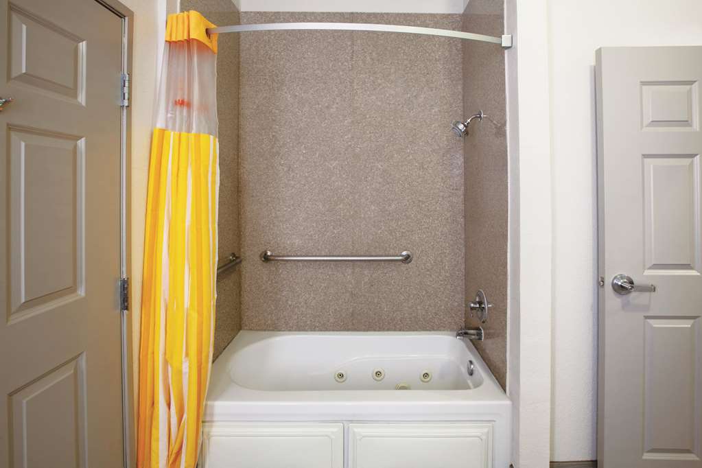 La Quinta Inn & Suites by Wyndham Mansfield TX - photo 22
