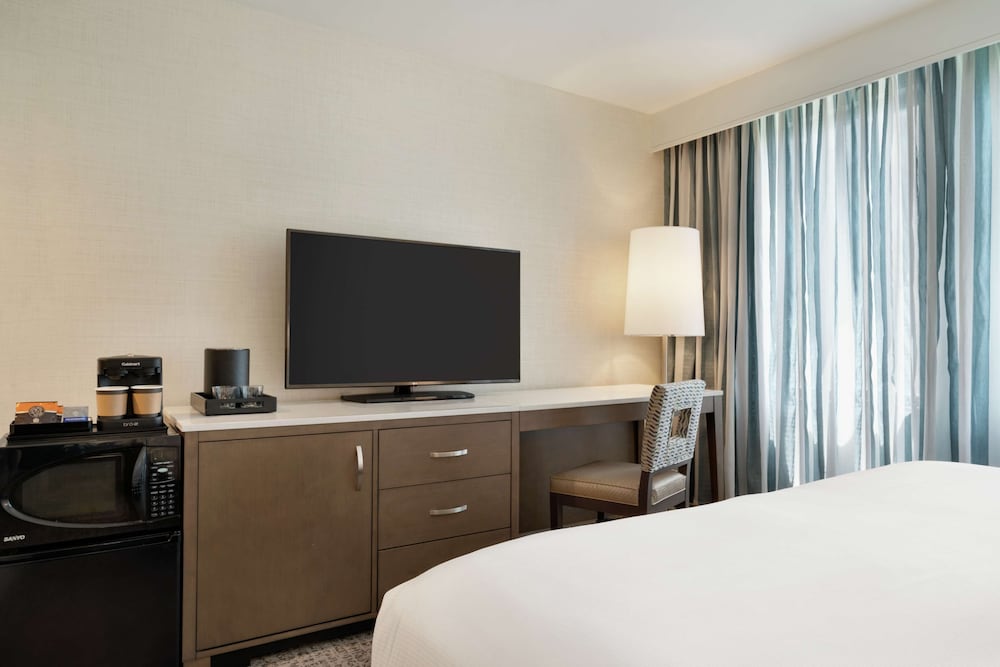 Embassy Suites by Hilton Philadelphia Valley Forge - photo 12