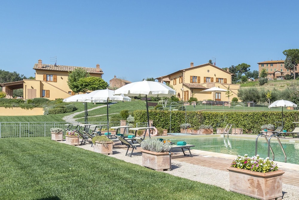 Poderina dei Poggi 16 Emma Villas — 4-Star Luxury Hotel in Castiglione Del Lago, Italy