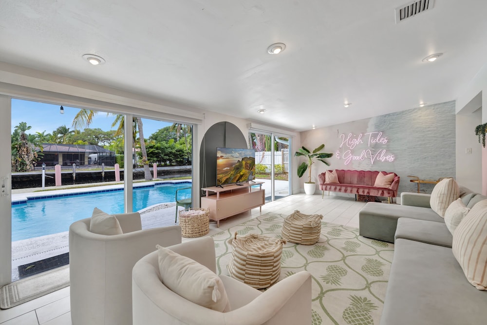 Poolside Paradise Dock & Pool - carbon neutral hotel in Oakland Park