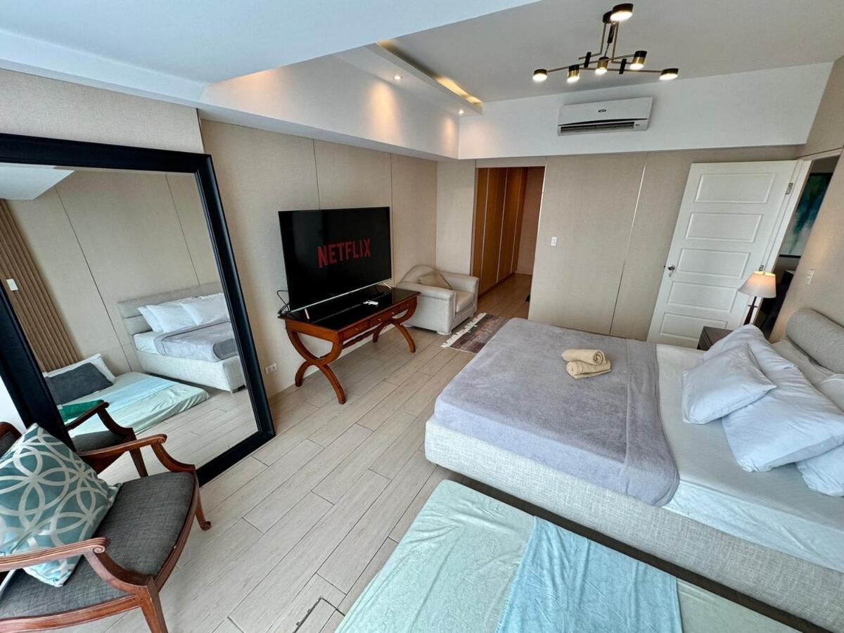 3BR Modern Uptown Parksuites BGC with bathtub — 4-Star Luxury Hotel in Manila, Philippines