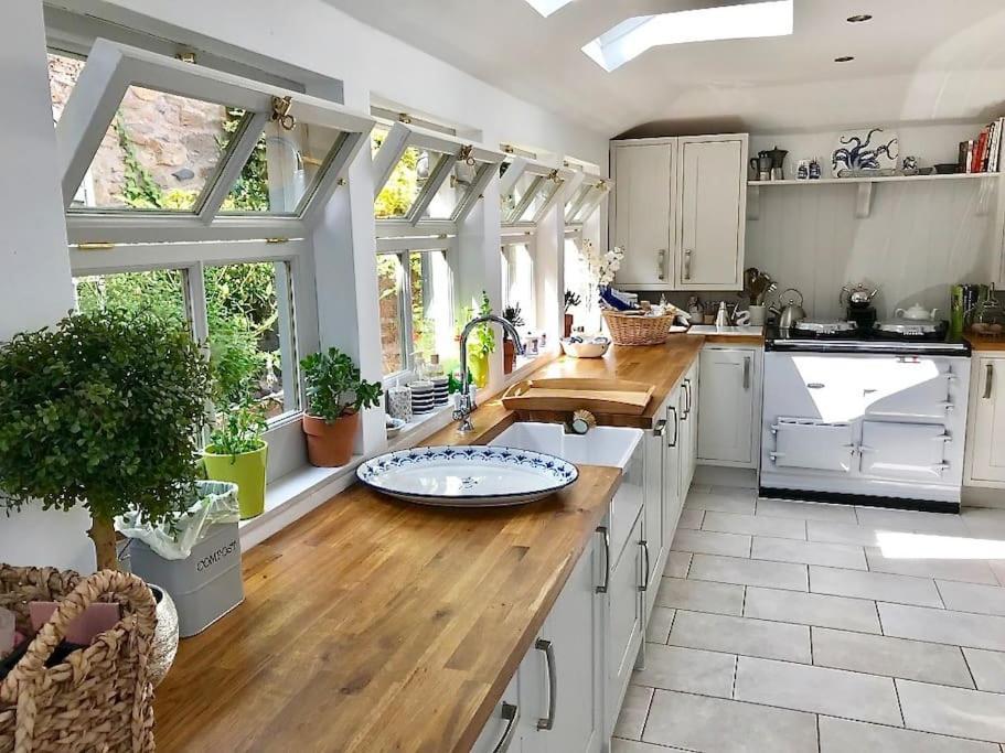 Stylish Elie Beach Retreat Seaview & Sunny Deck — 4-Star Luxury Hotel in Leven, United Kingdom